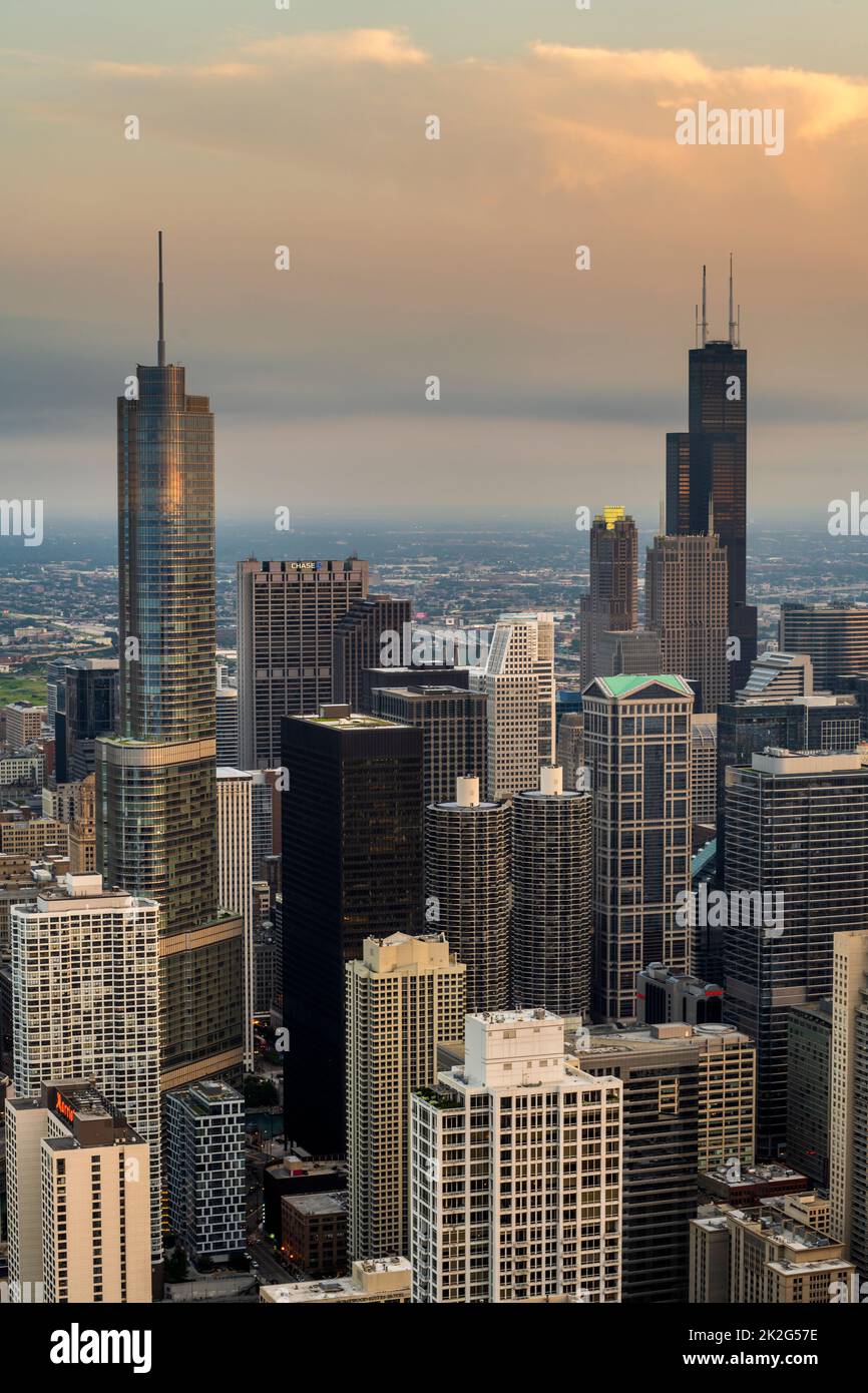 Vista aerea dello skyline del centro al tramonto, Chicago, Illinois, USA Foto Stock