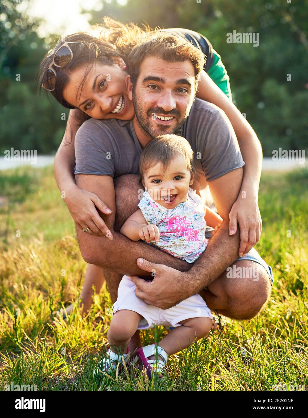 Che cosa è la vita senza famiglia. Scatto di una giovane famiglia all'aperto. Foto Stock