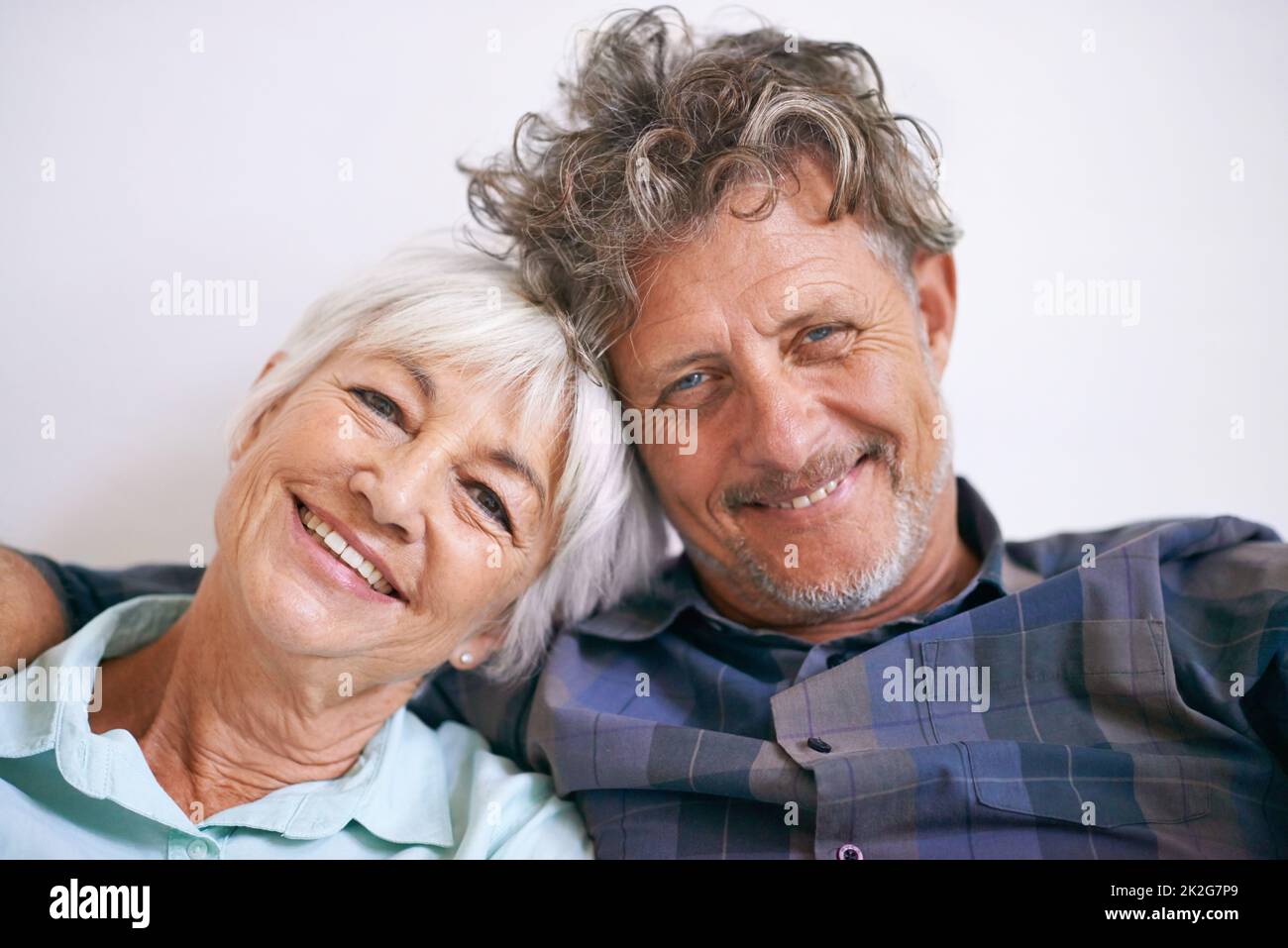 Ancora molto innamorato. Ritratto di una coppia anziana affettuosa seduta insieme. Foto Stock