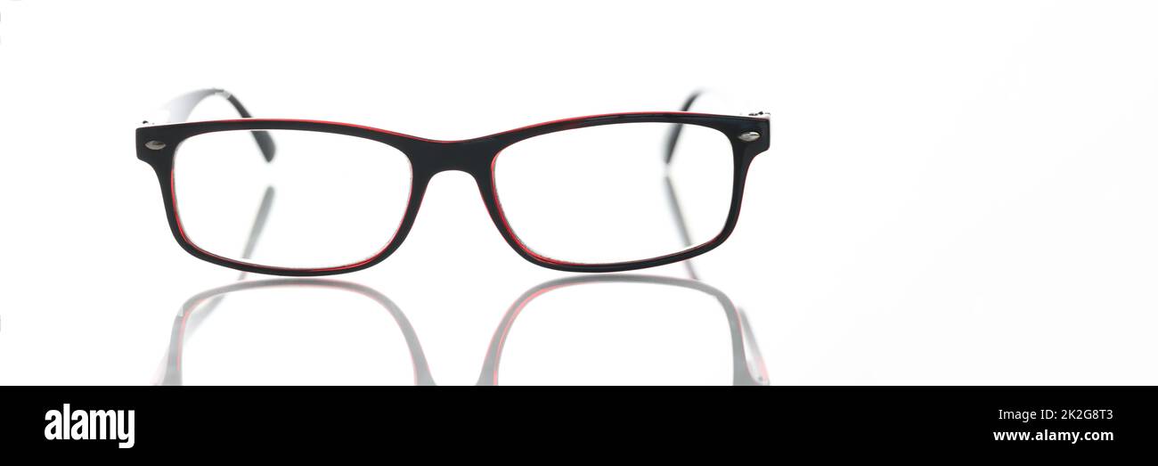 Eleganti occhiali di moda rossi neri su sfondo bianco Foto Stock