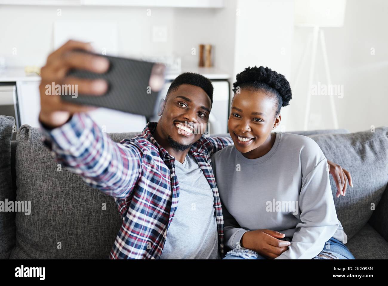 Crea ricordi anche con i momenti più semplici. una giovane coppia felice  che scatta le foto l'una dell'altra con una macchina fotografica a casa  Foto stock - Alamy