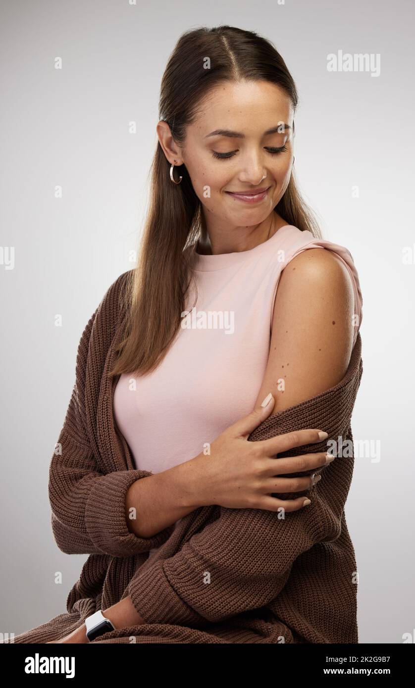 2 Vaxed, 2 Vurie. Shot di una giovane donna in piedi da sola nello studio dopo essere stata vaccinata. Foto Stock