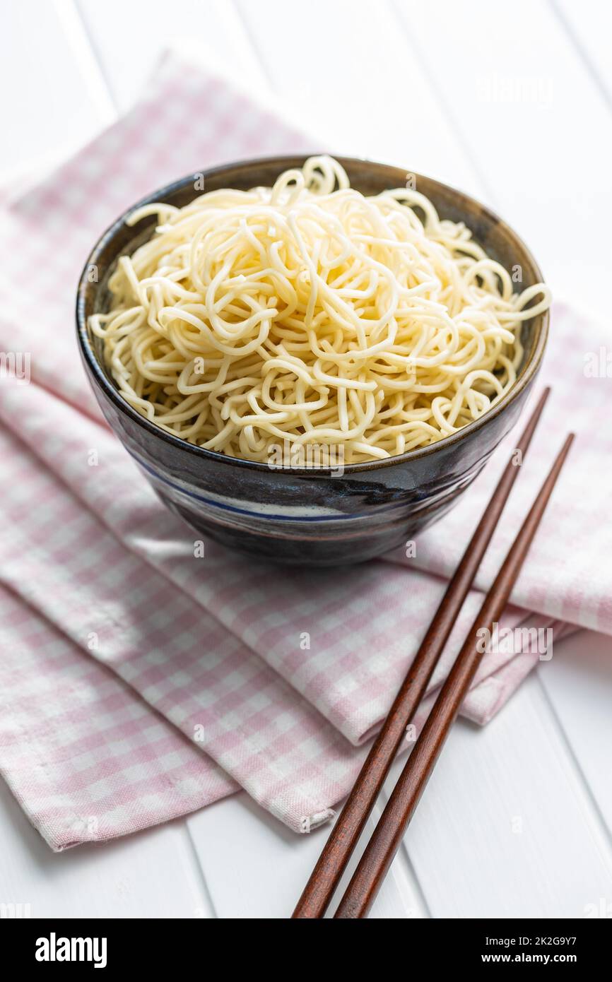 Spaghetti istantanei. Tagliatelle cinesi cotte nel recipiente. Foto Stock