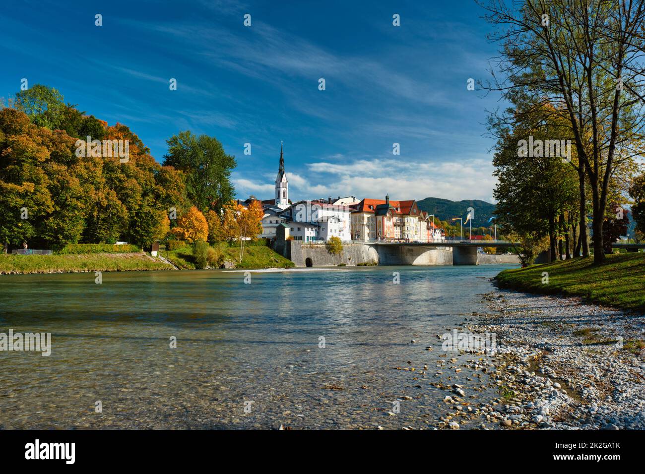 Bad Tolz - pittoresca località turistica in Baviera, Germania in autunno e fiume Isar Foto Stock