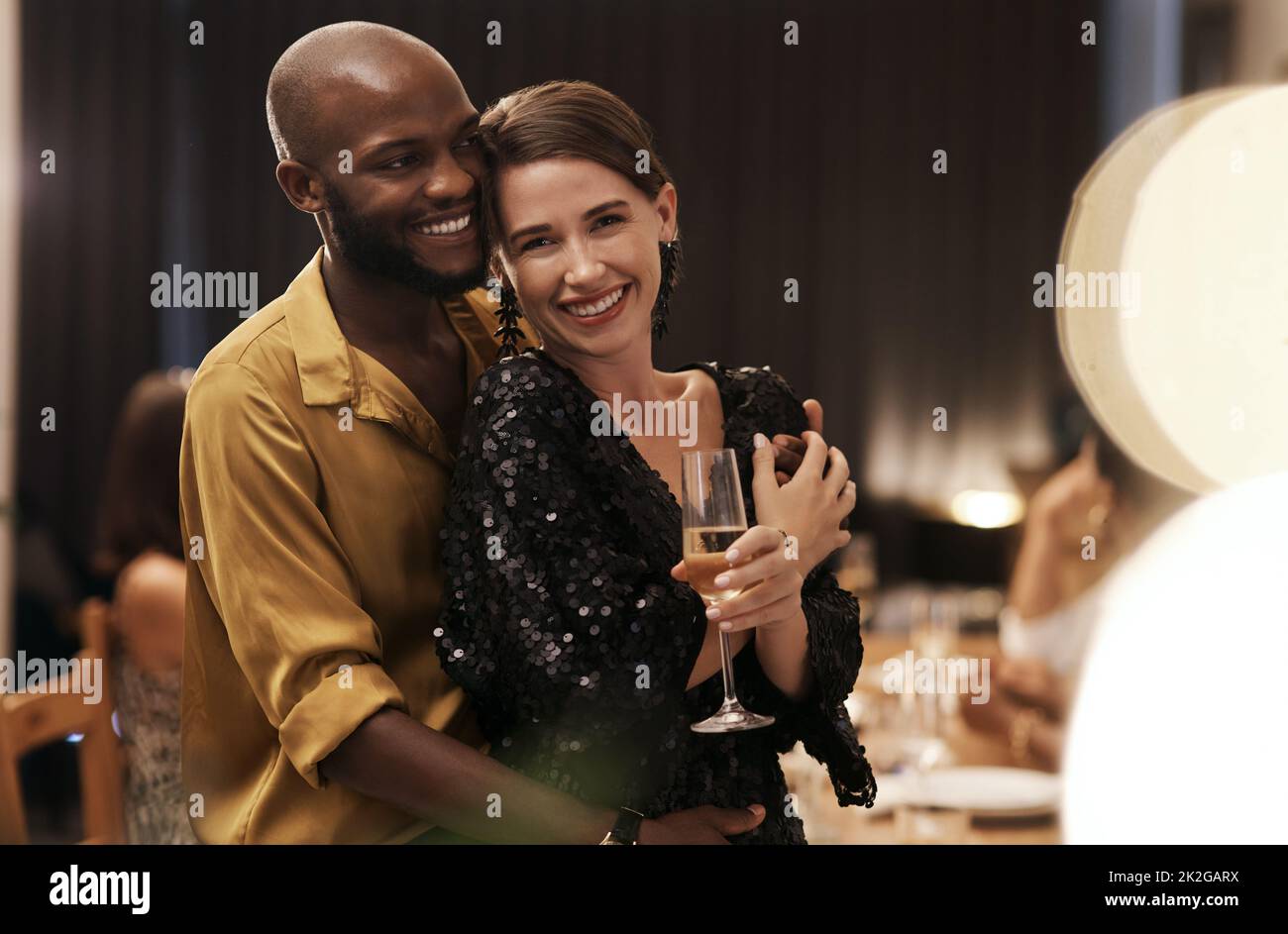 Ho trovato l'amore quest'anno. Scatto di una giovane coppia felice in piedi vicino insieme durante una festa di Capodanno cena. Foto Stock