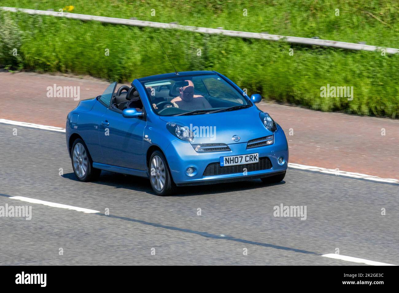 2007 Blue NISSAN MICRA CC SPORT manuale a 1598cc 5 marce; viaggiando sull'autostrada M6, Regno Unito Foto Stock