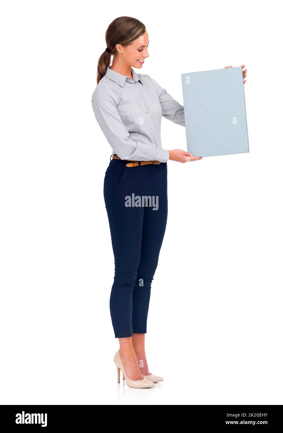 Il suo segreto per il successo. Foto da studio di una giovane e attraente donna d'affari con un cartello bianco. Foto Stock