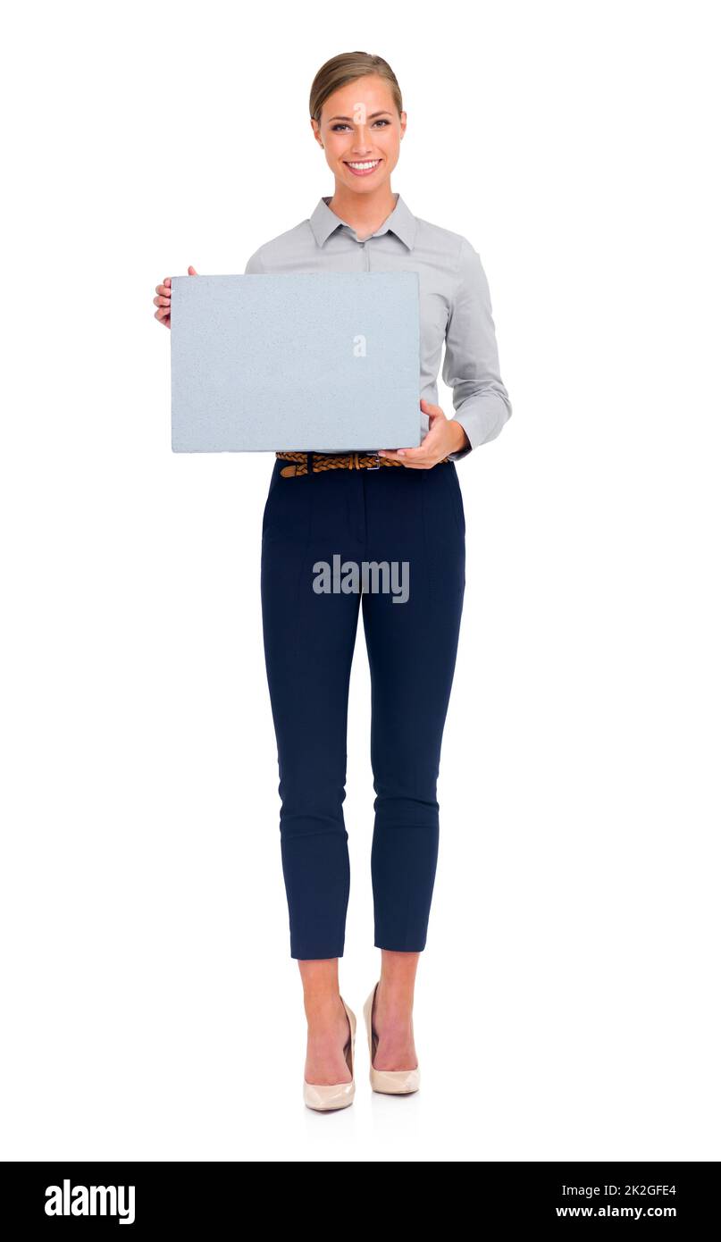 Il leader nella sua professione. Foto da studio di una giovane e attraente donna d'affari con un cartello bianco. Foto Stock