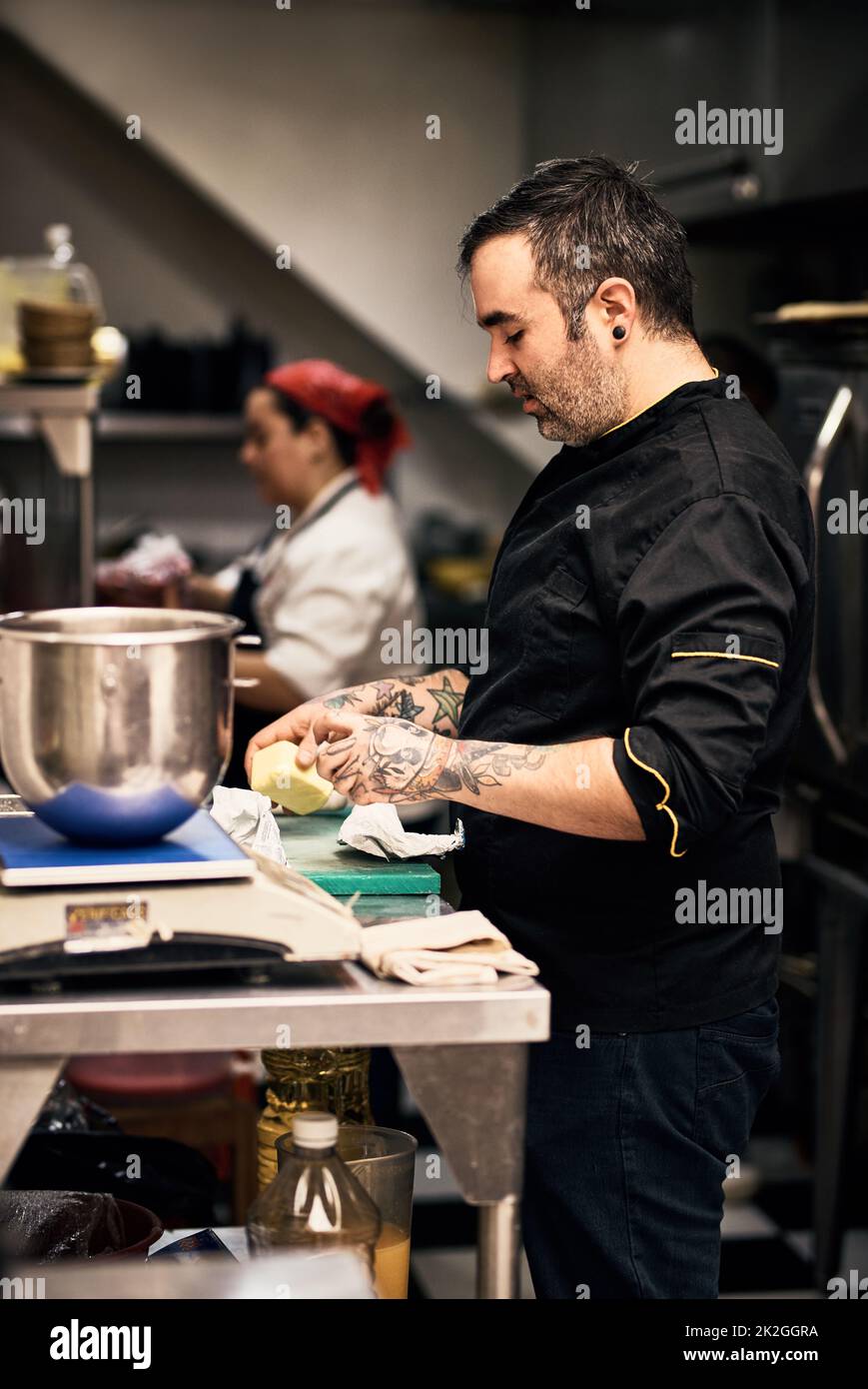 Bene, permette di lavorare. Shot di uno chef concentrato che prepara un piatto nella cucina di un ristorante. Foto Stock