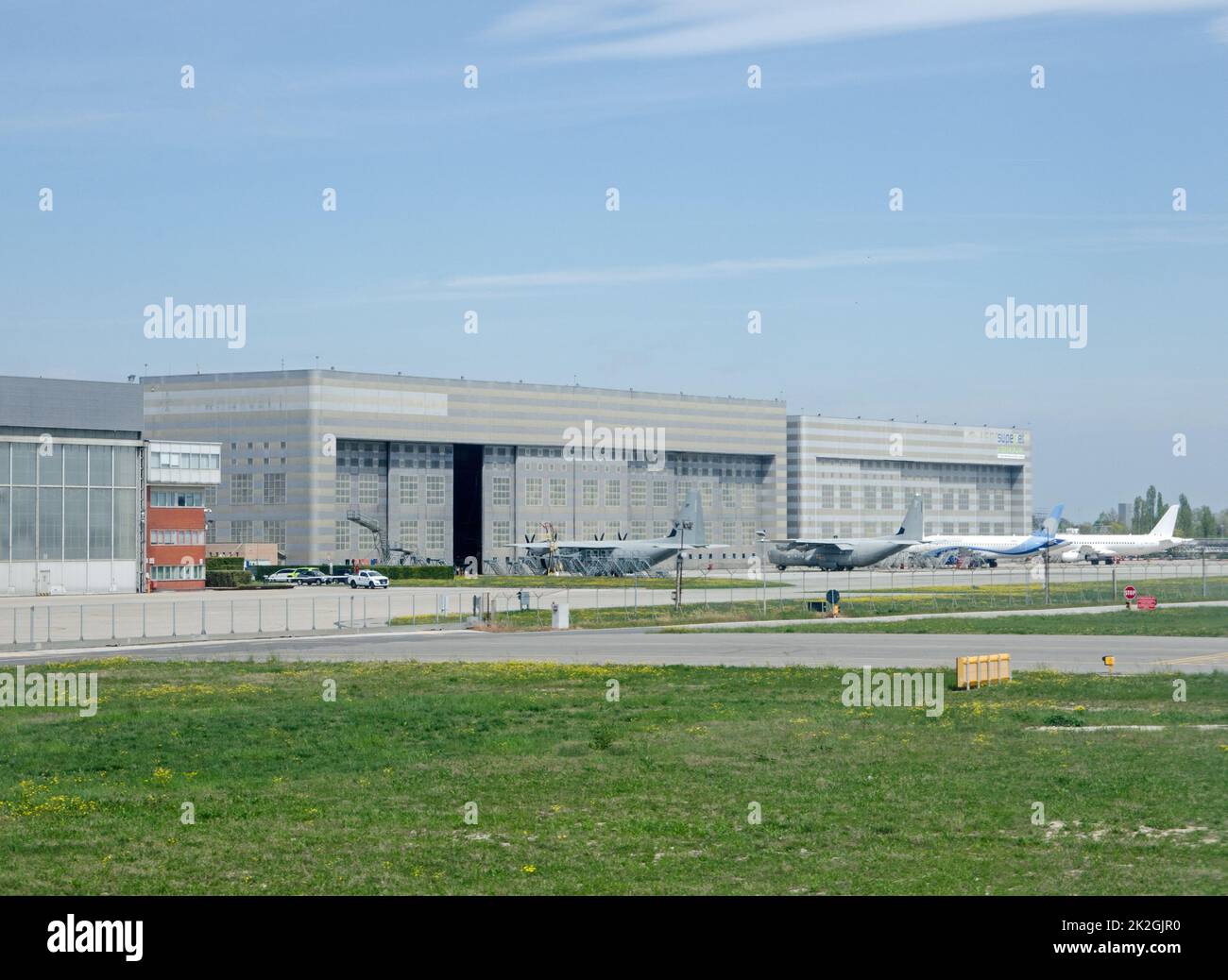 Venezia, Italia - 19 aprile 2022: Hangar all'aeroporto Marco Polo di Venezia con aerei militari e aerei appartenenti all'iniziat Sukhoi Superjet 100 Foto Stock