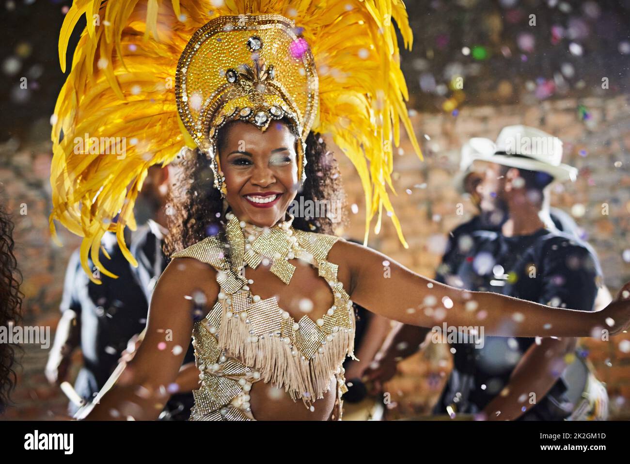 Risce la bellezza scintillante dello spettacolo. Ritratto di una ballerina samba che si esibisce in un carnevale. Foto Stock