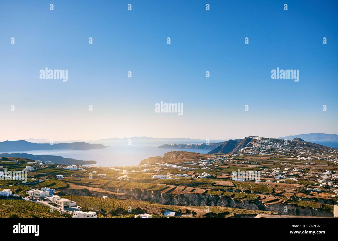 La terra si estende per chilometri. Sfondo di un bellissimo paesaggio costierino nel mediterraneo durante il giorno. Foto Stock