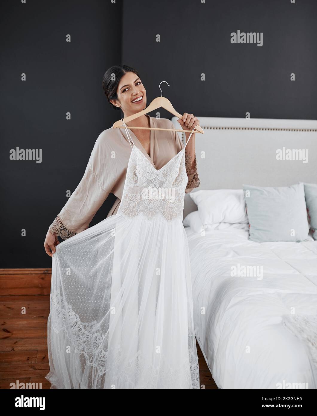I miei grandi giorni finalmente qui. Ritratto corto di una sposa giovane attraente che si prepara per la sua cerimonia nuziale nella sua camera da letto. Foto Stock