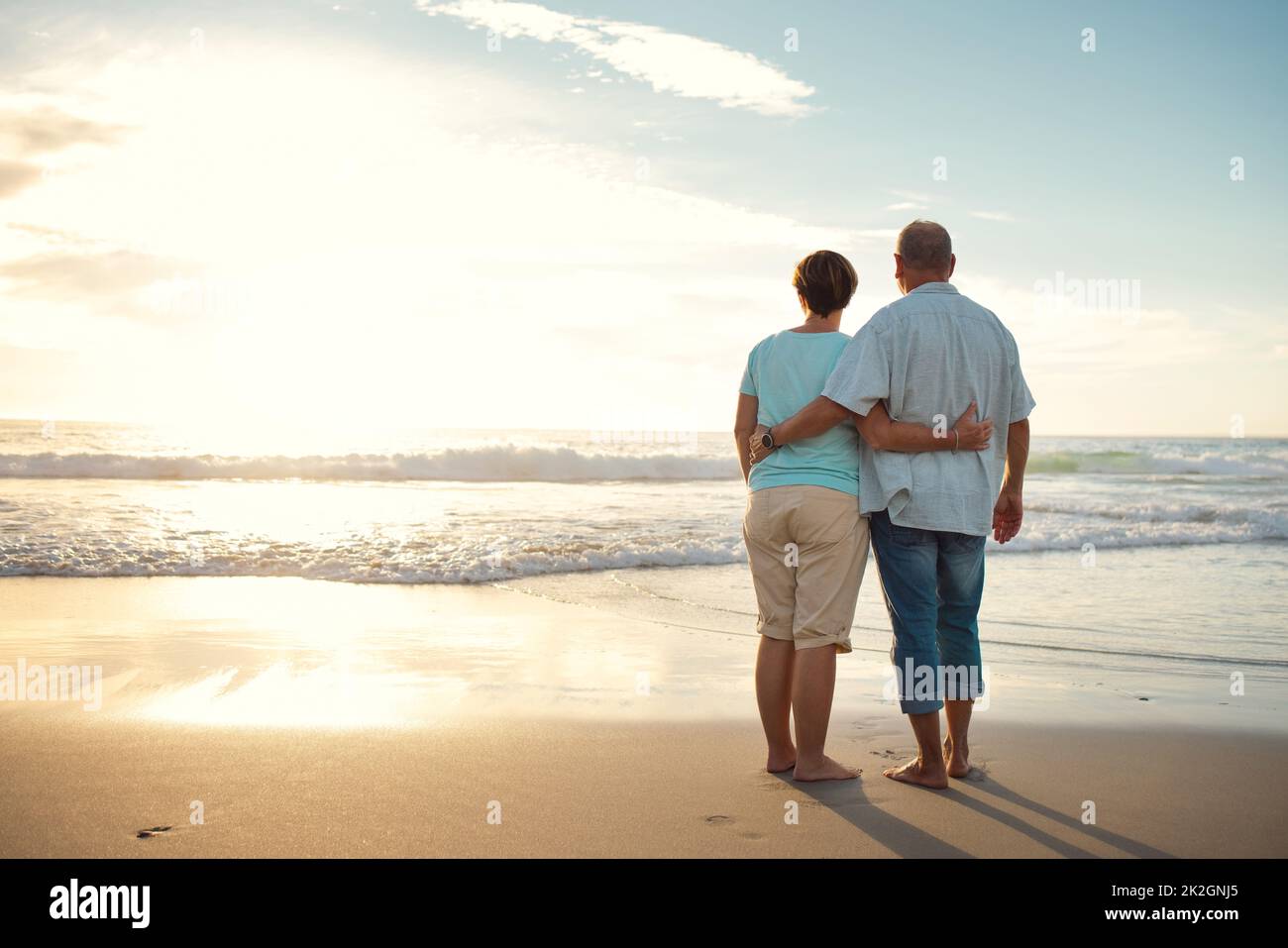 La vita è piena di bellezza. Notatelo. Foto retrostensiva di una coppia che ammirava la vista mentre si trova in spiaggia. Foto Stock