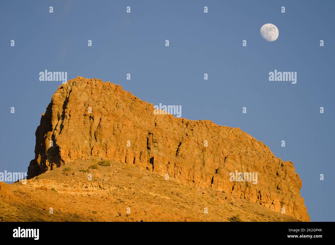 Scogliera Sombrero de Chasna e la luna. Foto Stock