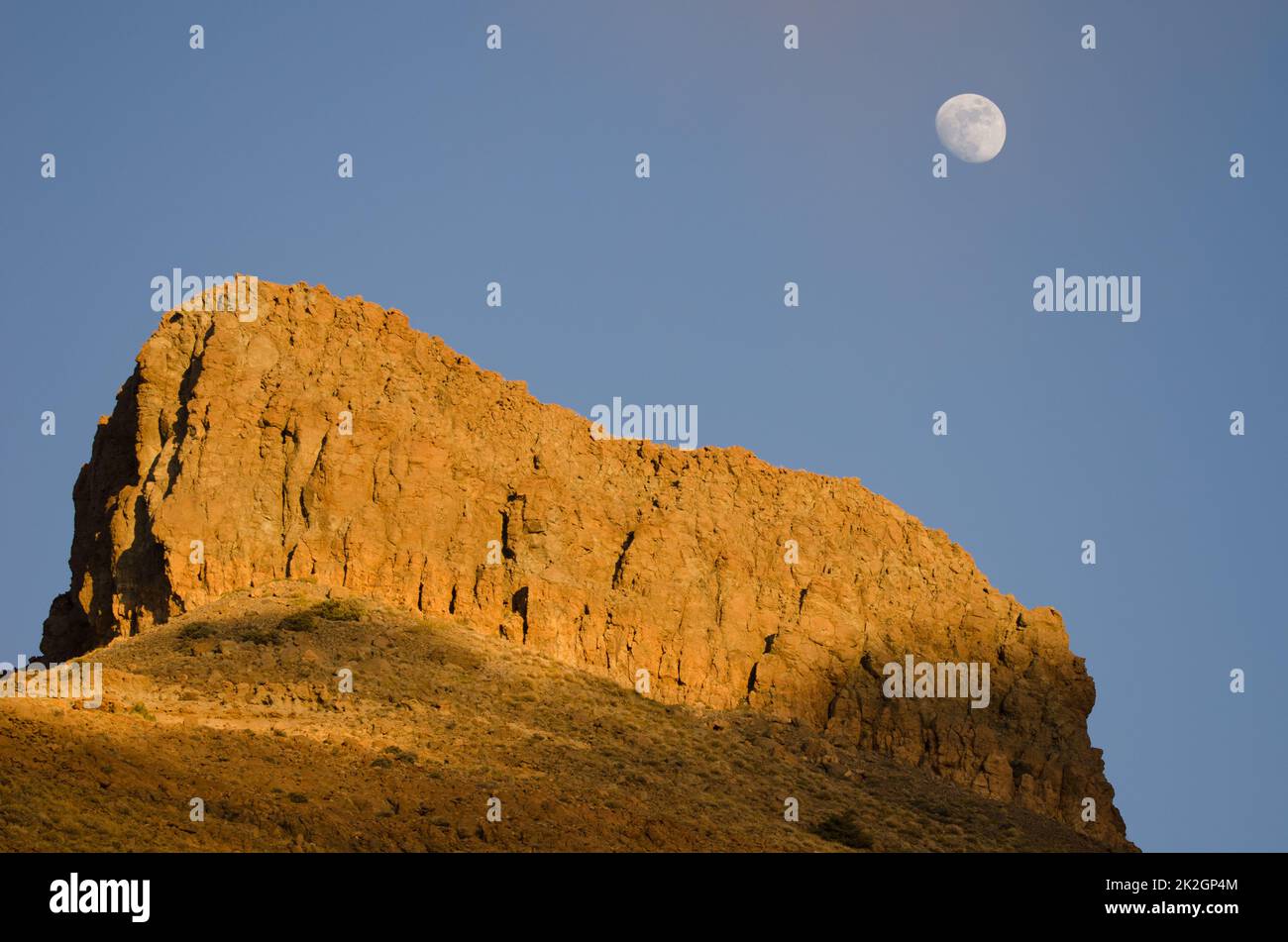 Scogliera Sombrero de Chasna e la luna. Foto Stock