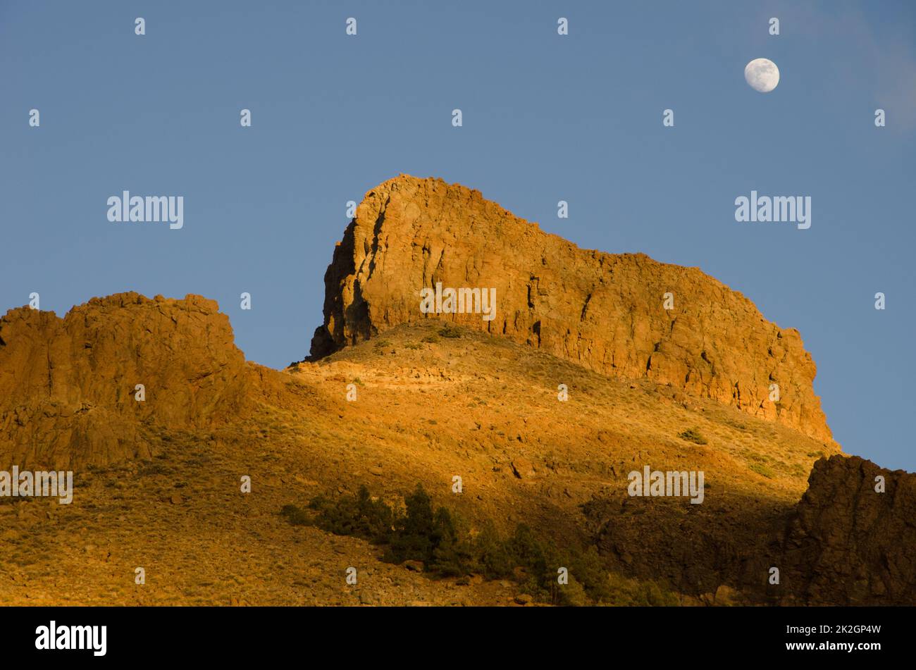 Scogliera Sombrero de Chasna e la luna. Foto Stock