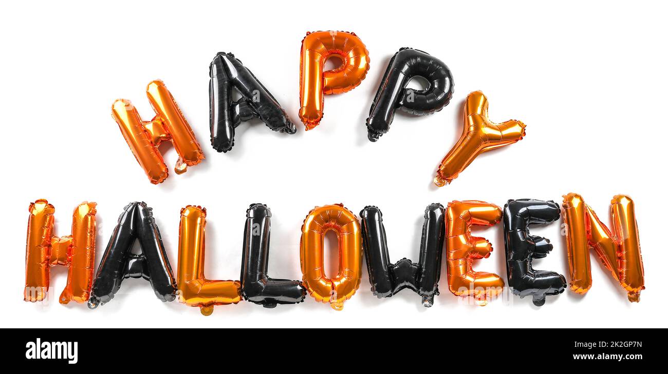Testo HAPPY HALLOWEEN fatto di palloncini su sfondo bianco Foto Stock