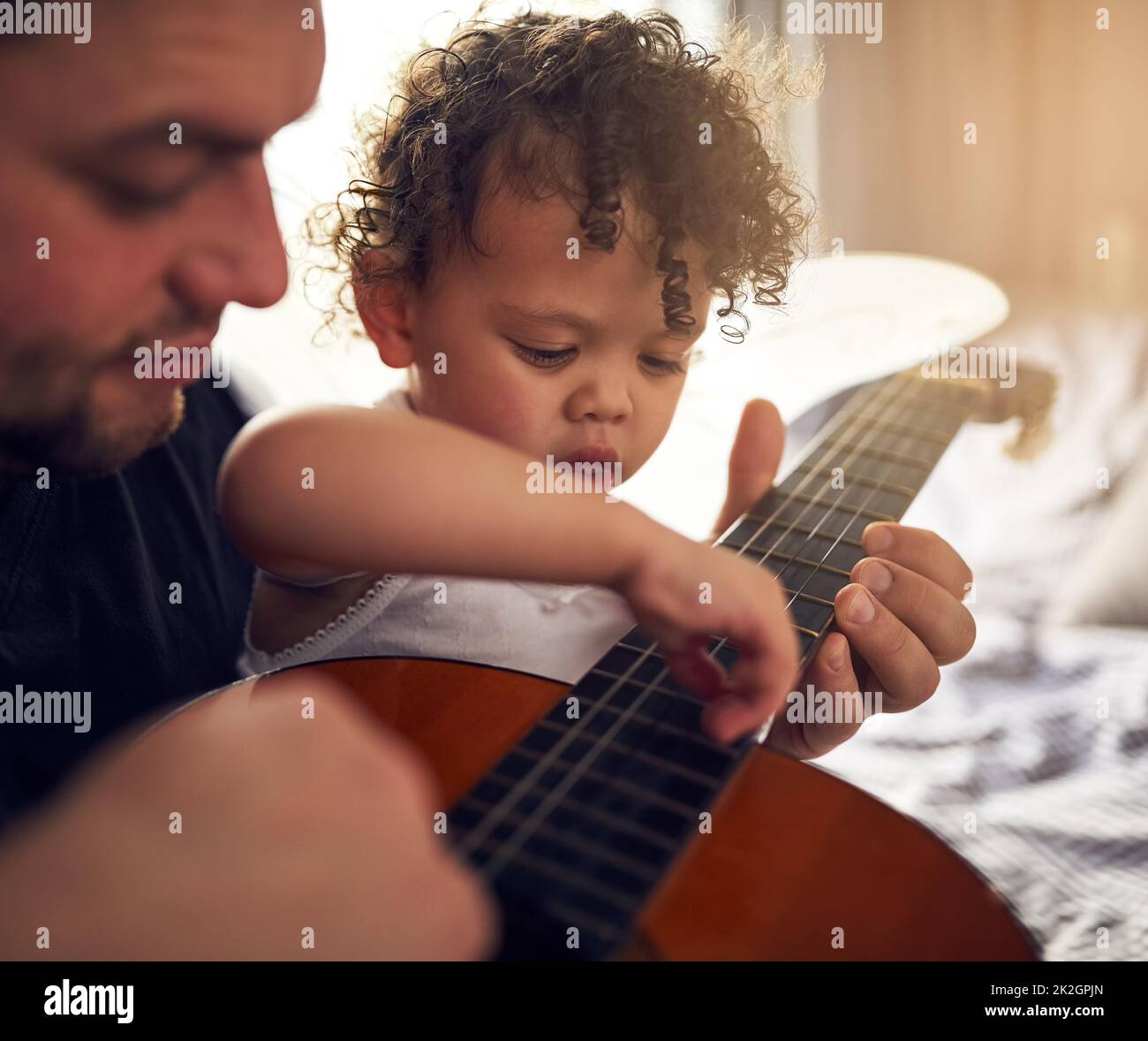 Guitar baby immagini e fotografie stock ad alta risoluzione - Alamy