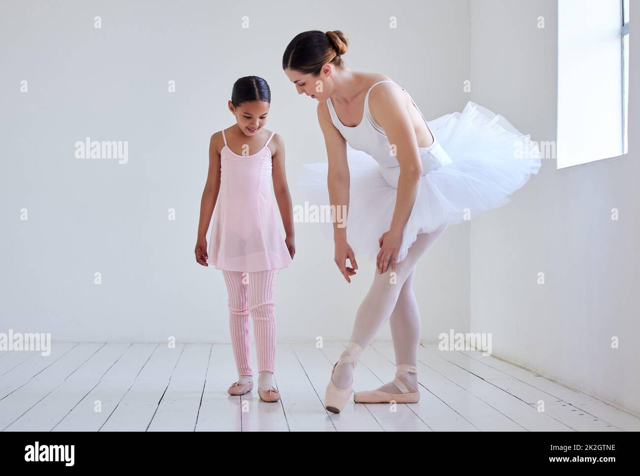Immagini Stock - Bambina Infantile Che Indossa Bianco Tutu Ballerina E  Pantofole A Balletto, Ballando Su Un Palco Di Un Teatro. Image 78997681