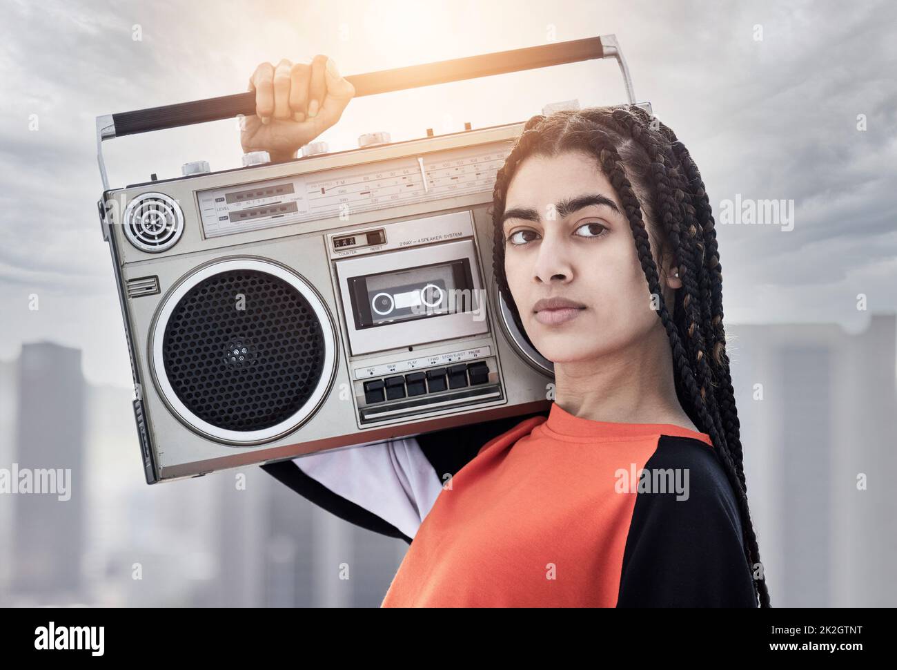 Im circa quella vita del boombox. Ritratto corto di una giovane ballerina attraente in piedi con il suo boombox su un tetto contro uno sfondo tempestoso. Foto Stock