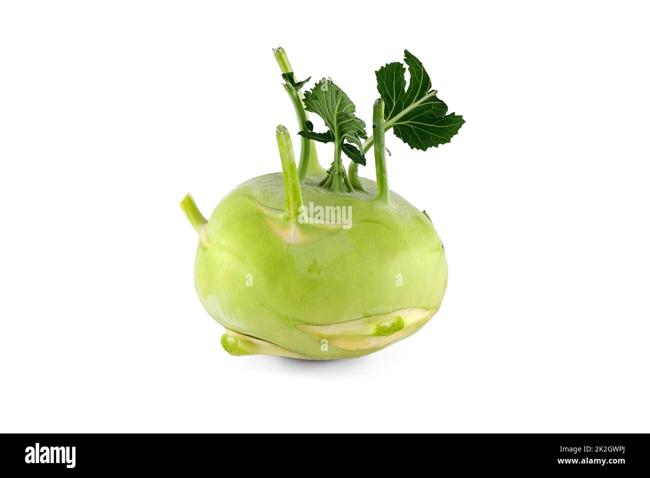 Kohlrabi fresco con foglie verdi su bianco Foto Stock