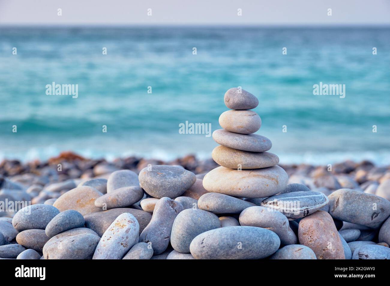Zen pietre equilibrata pila sulla spiaggia Foto Stock