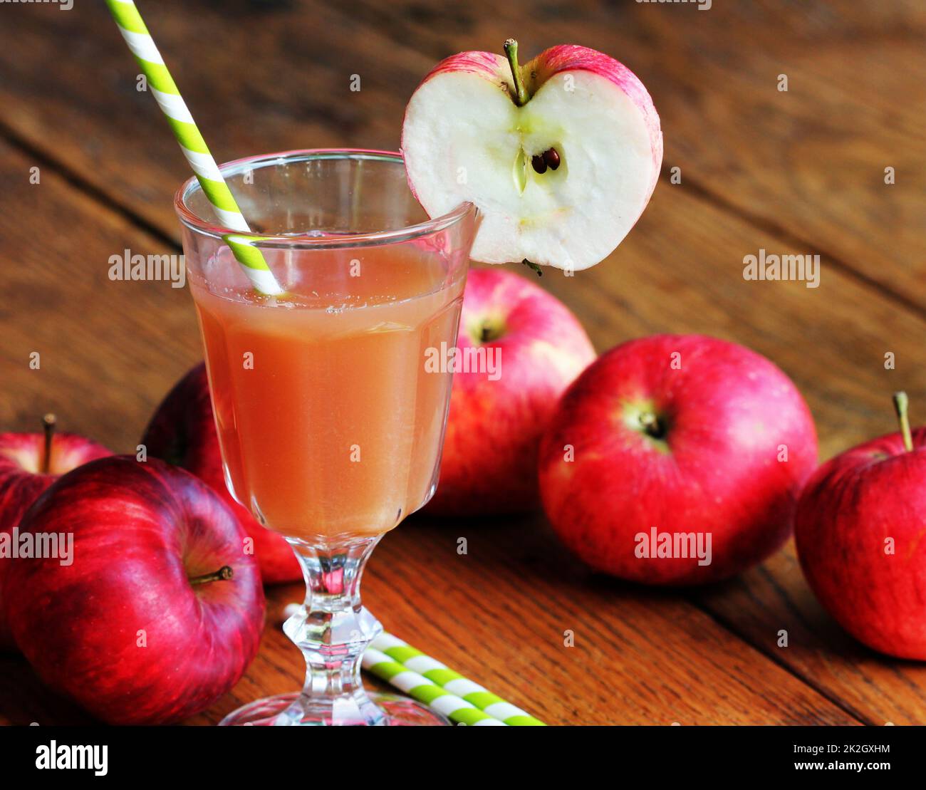 Succo di mela biologico fresco non filtrato su tavola di legno Foto Stock