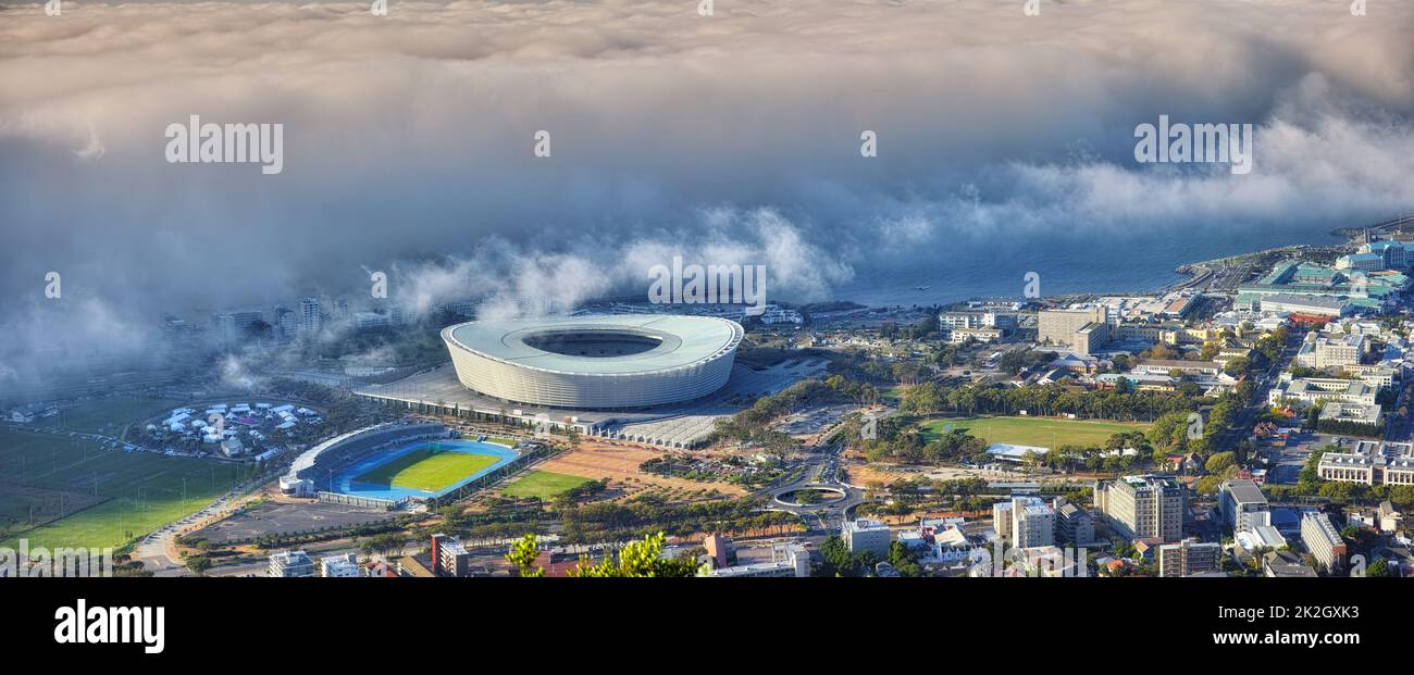 Nuvola che si avvolse su Città del Capo. Una vista alta della città di Città del Capo, Sud Africa in una giornata nuvolosa. Foto Stock