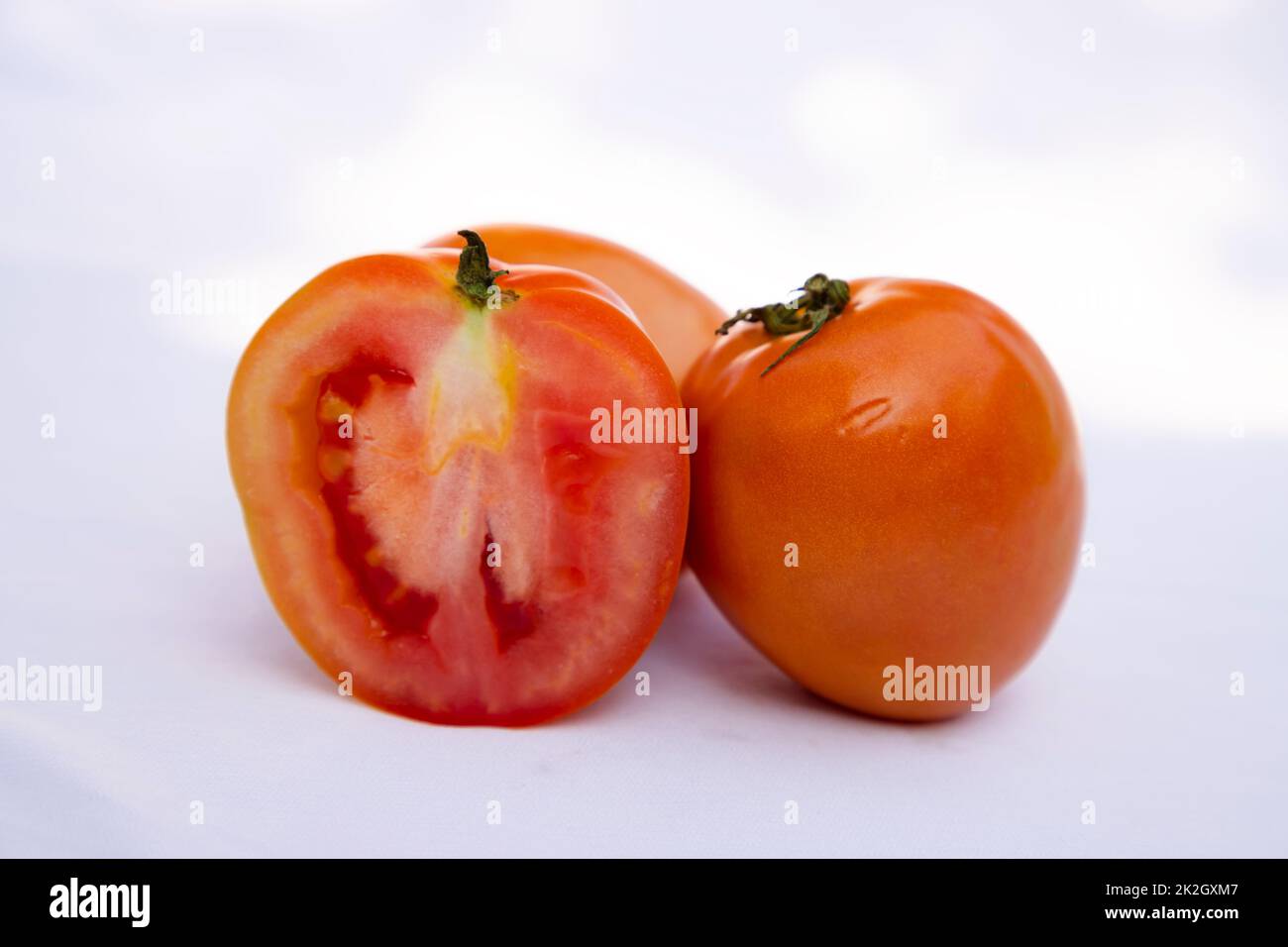 Fette fresche di pomodoro rosso pezzi isolati su sfondo Foto Stock