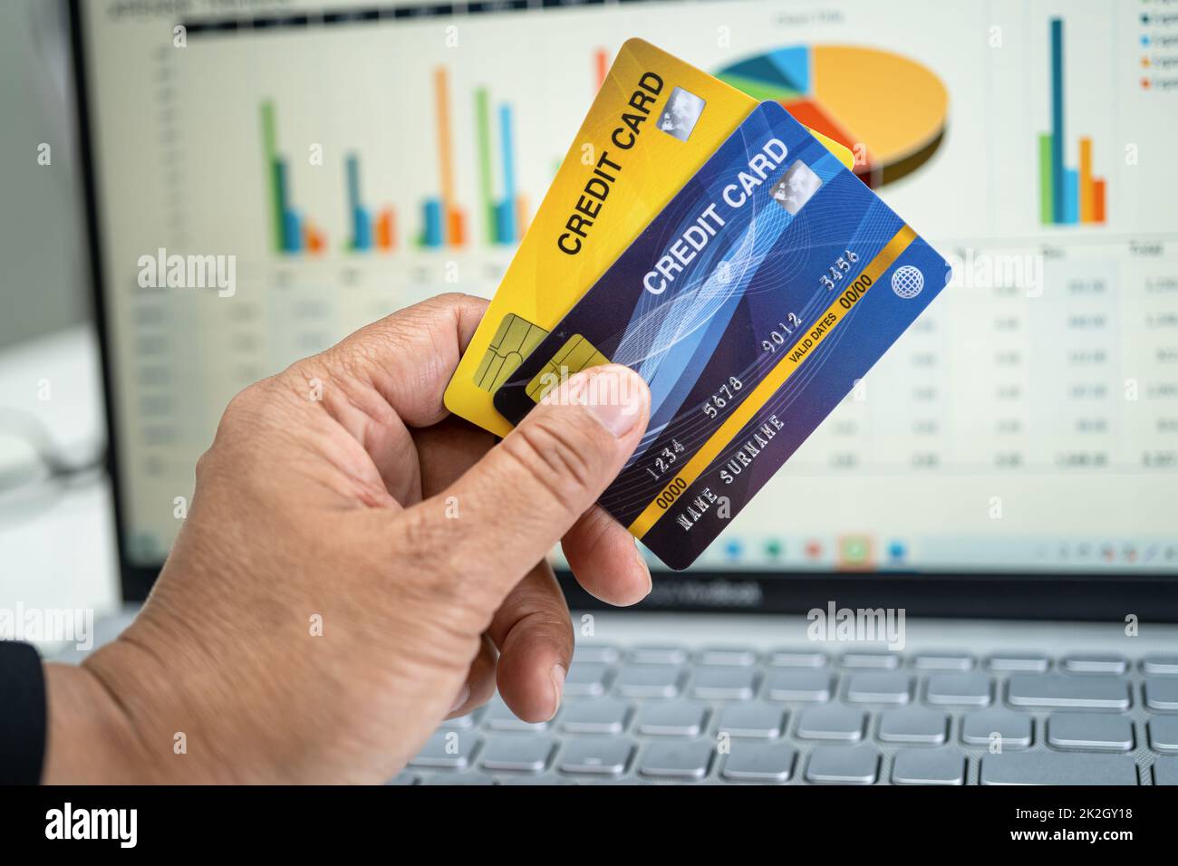 Ragioniere asiatico lavorare, calcolare e analizzare report di contabilità progetto con notebook e carta di credito in moderno ufficio, finanza e business concept. Foto Stock