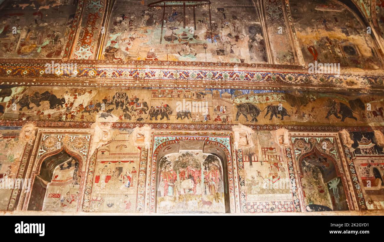 Dipinti/affreschi di pareti e soffitti in colori naturali all'interno di Badal Mahal, Taragarh Fort, Bundi, Rajasthan, India. Foto Stock