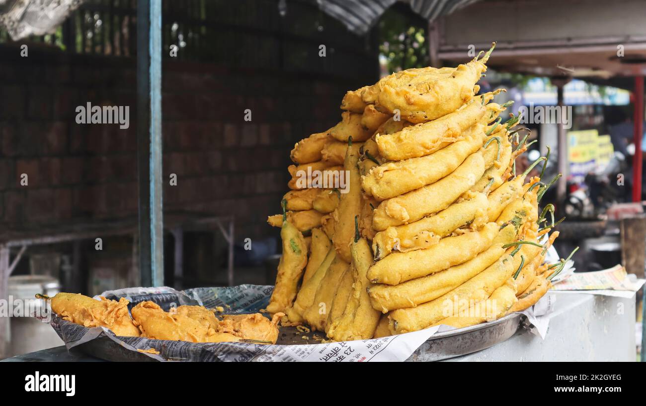 Mirchi pakora o peperoncini fritti sulla strada, Bundi, Rajasthan, India. Foto Stock