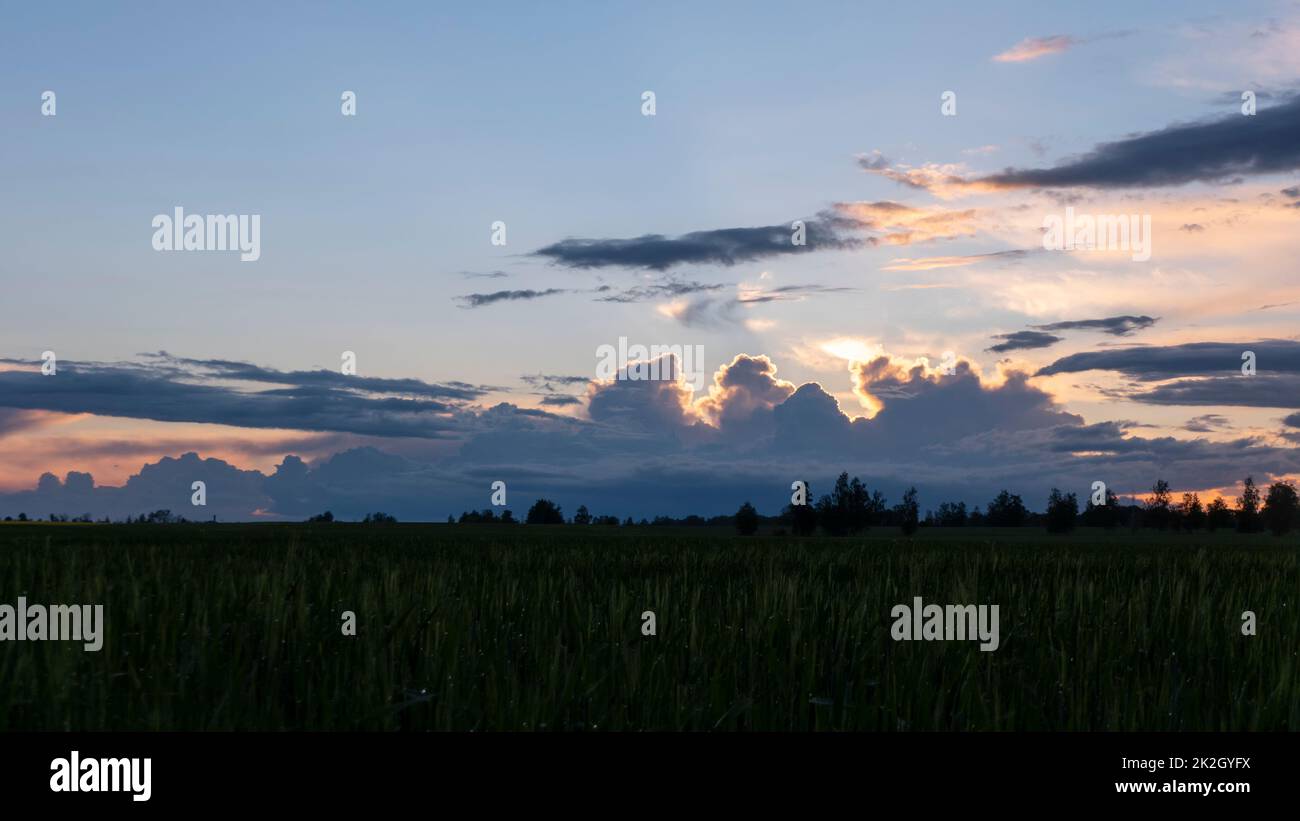 Incredibile tramonto sul campo Foto Stock