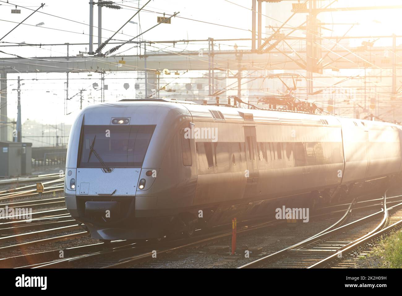 Pendolarismo in treno. Un treno pasenger sulle rotaie in Scandinavia. Foto Stock