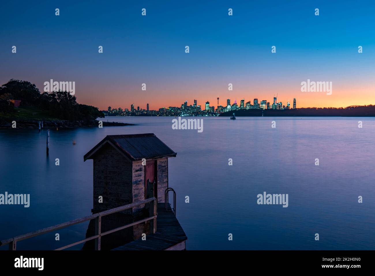 Una vista dello skyline della città di Sydney come si vede dalla Watson's Bay al crepuscolo, Sydney, nuovo Galles del Sud. Foto Stock