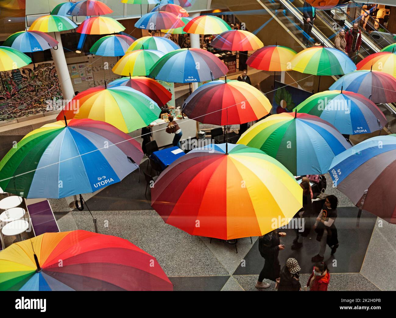 Umea, Norrland Svezia - 17 settembre 2022: Gli ombrelli in colori arcobaleno coprono il tetto del centro commerciale Foto Stock