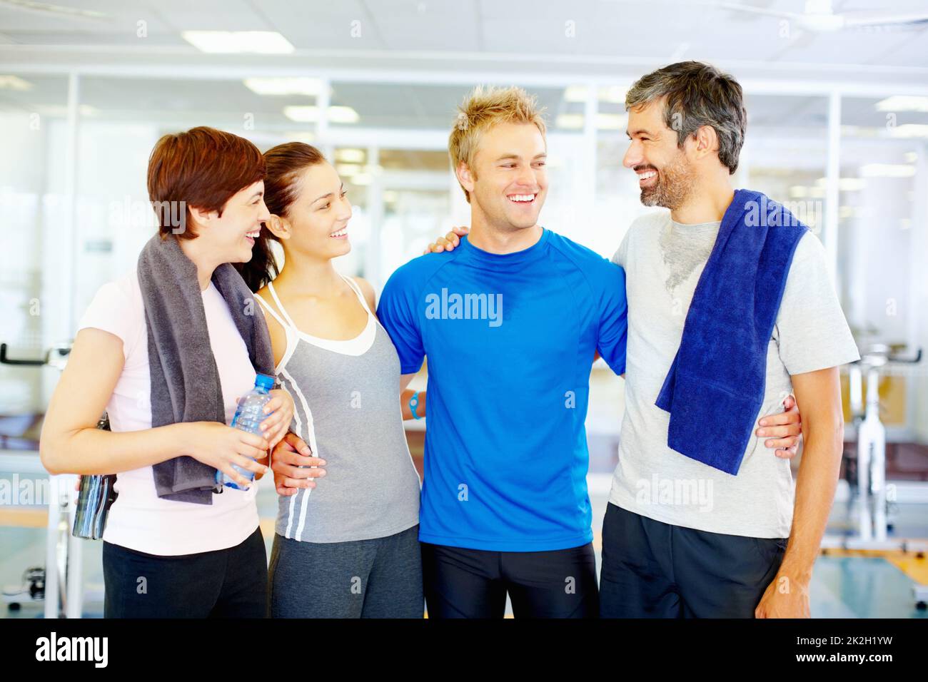 Uomini e donne dopo un allenamento insieme. Uomini e donne felici al centro fitness. Foto Stock