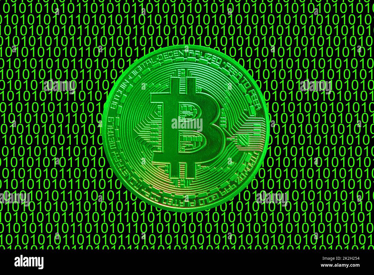 codice binario verde e un bitcoin verde di valore da cripto valuta dritto Foto Stock