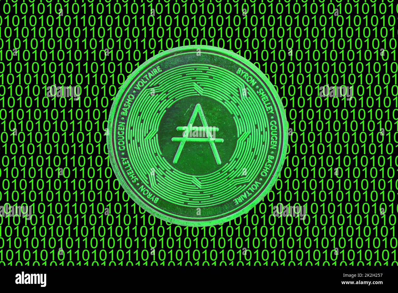 codice binario verde e moneta ada verde di valore da cardano cripto valuta diritto Foto Stock
