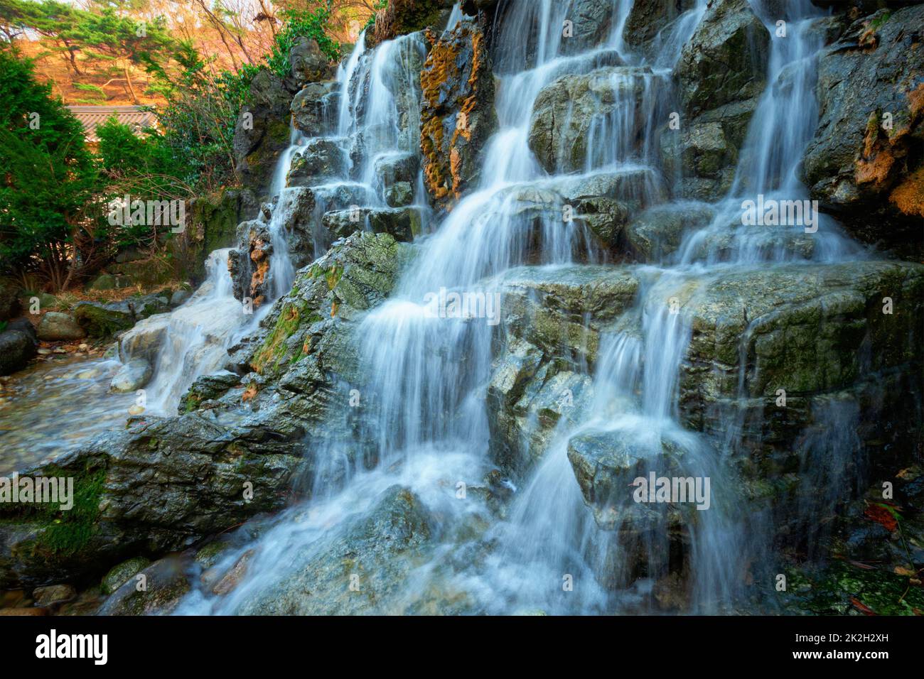 Una piccola cascata cascata Foto Stock