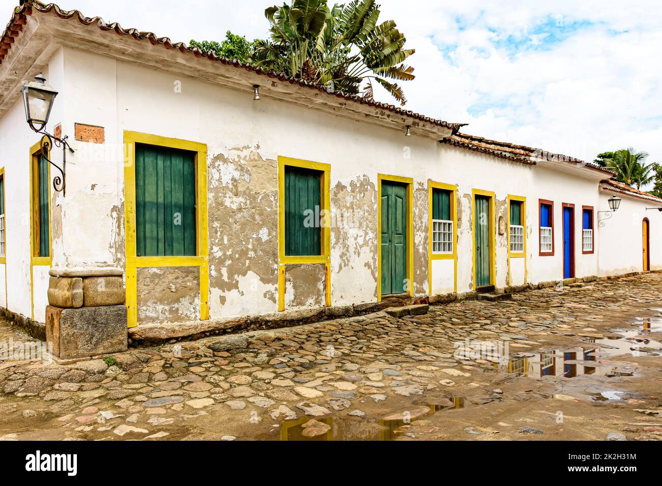 Case colorate e strade acciottolate a Paraty Foto Stock