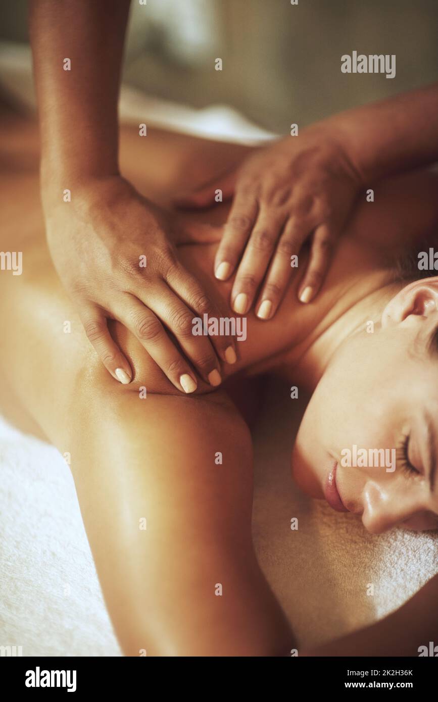 Non è più rilassante.... Scatto di una giovane donna che si gode di un massaggio alla schiena. Foto Stock