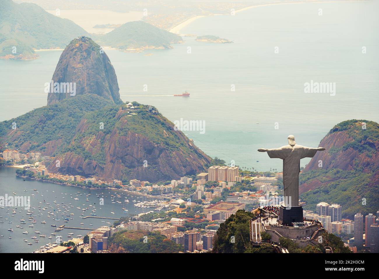 È il simbolo del cristianesimo brasiliano. Colpo del monumento del Cristo Redentore a Rio de Janeiro, Brasile. Foto Stock