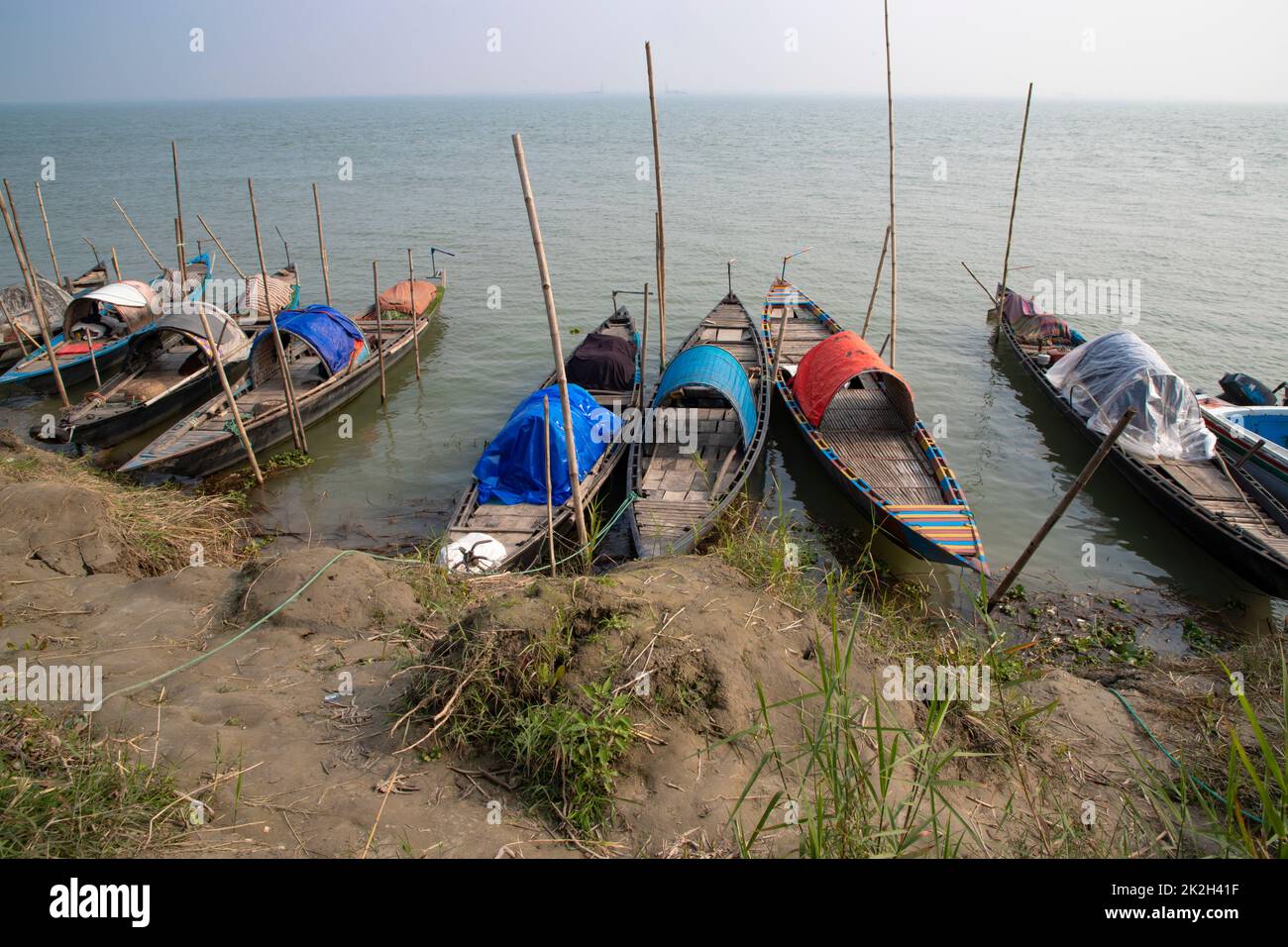 Tradizionale qualche barca da pesca in legno sul fiume Padma Foto Stock