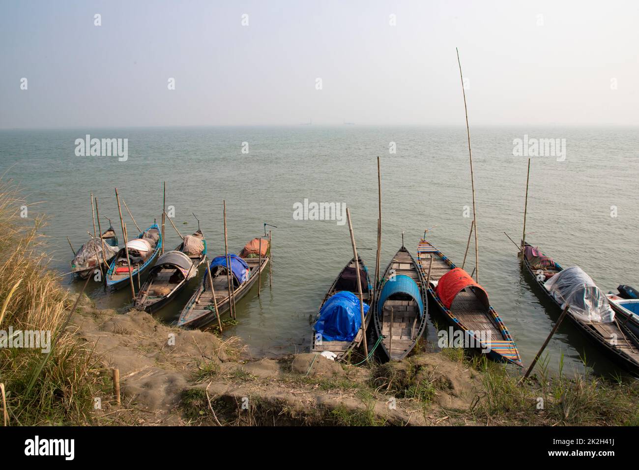 Tradizionale qualche barca da pesca in legno sul fiume Padma Foto Stock