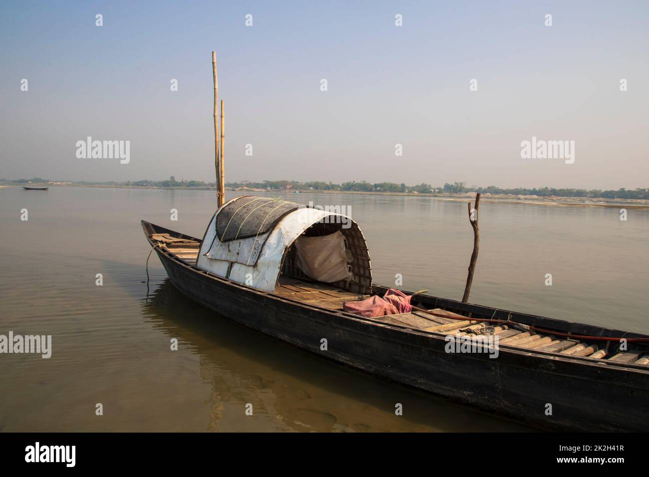 Una barca da pesca in legno nel fiume Padma Foto Stock