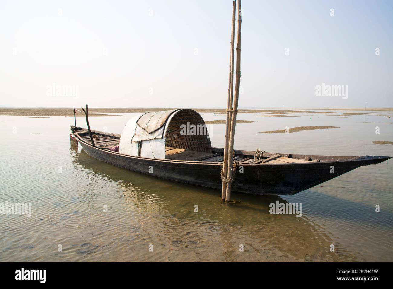 Una barca da pesca in legno nel fiume Padma Foto Stock