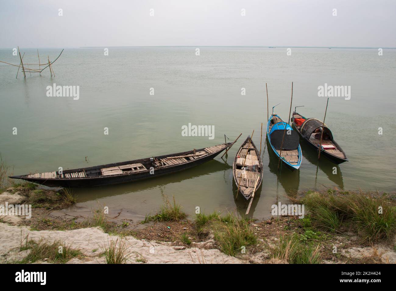 Alcune barche da pesca in legno sulla riva del fiume Padma Foto Stock