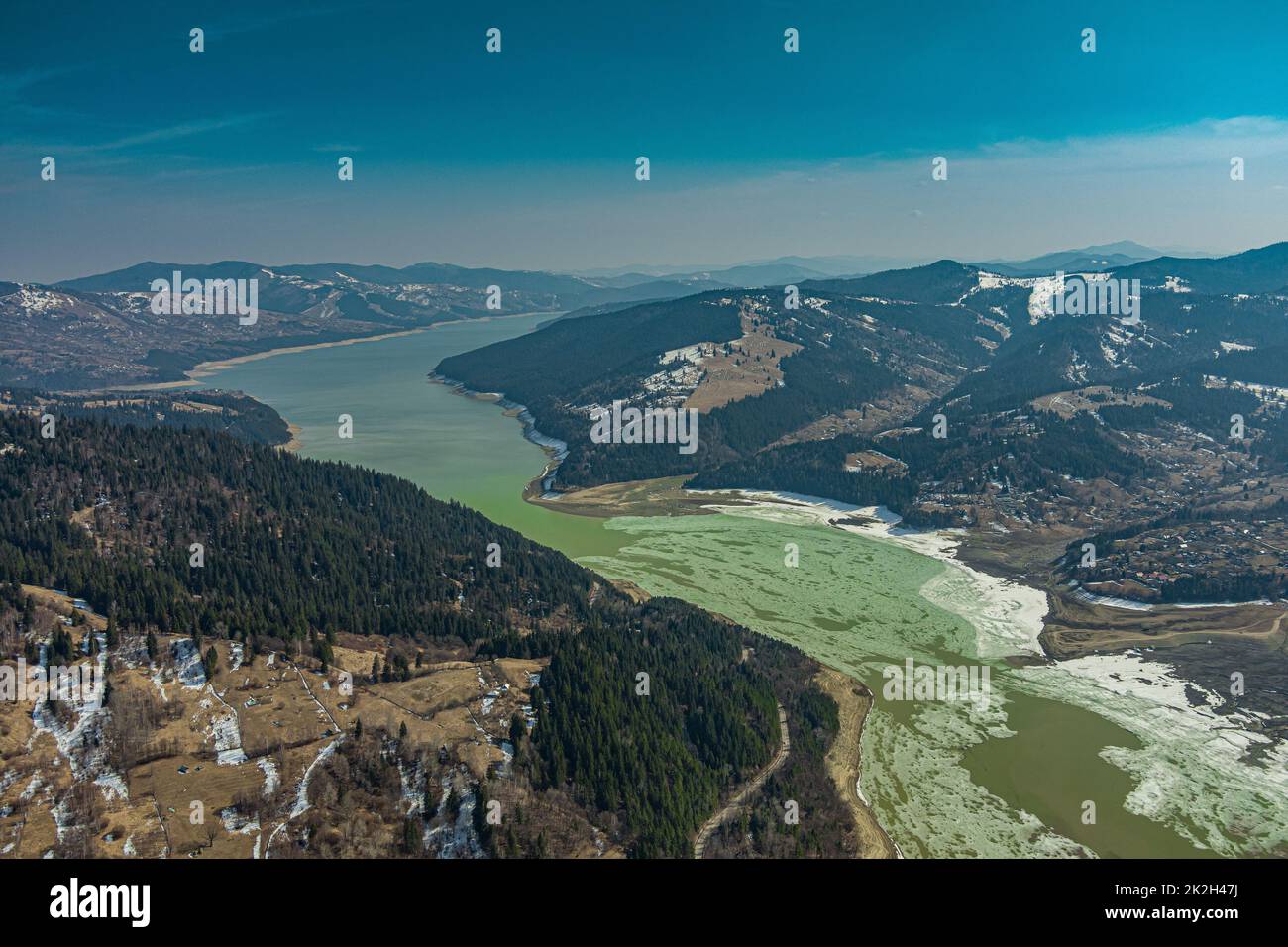 Vista sulle montagne con lago Bicaz Foto Stock